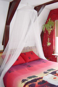 Red Upper Room - Barangay Bed and Breakfast - Amsterdam - Netherlands - Click for larger image