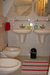 Bathroom - Upper Rooms - Barangay Bed and Breakfast - Amsterdam - Netherlands - Click for larger image