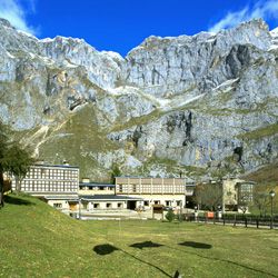 Parador and garden  / Parador y jardin