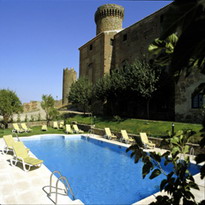 Parador and pool / parador y piscina