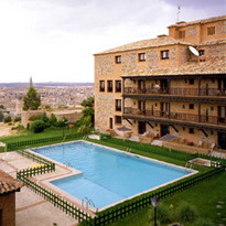 Parador and Pool / Parador y Piscina